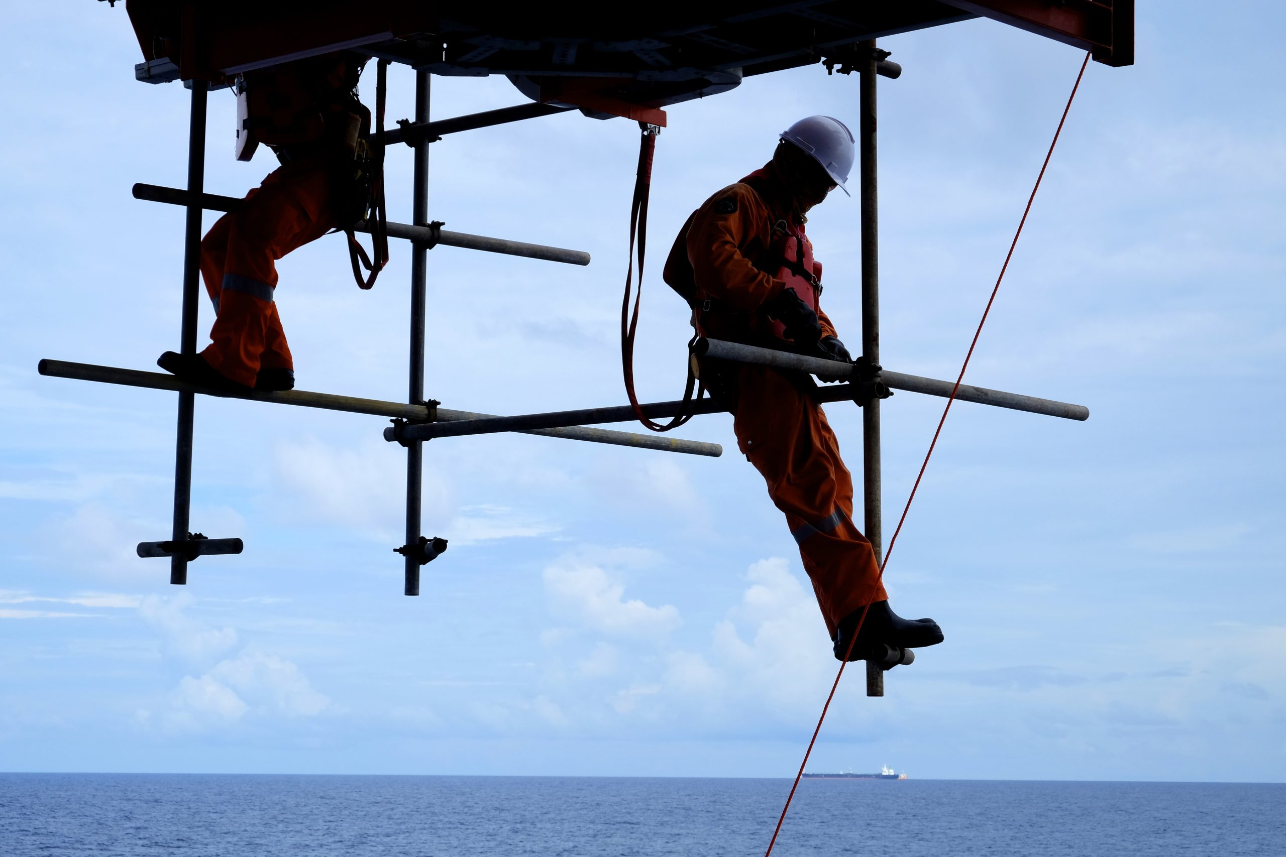 Construction,Workers,Installing,Scaffolding,On,Site,offshore,Construction,Platform,For,Production